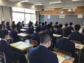 放送で校長挨拶を聞く